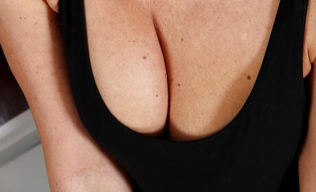 Curious american blond mature Chanel denudes big boobies and jerks off 